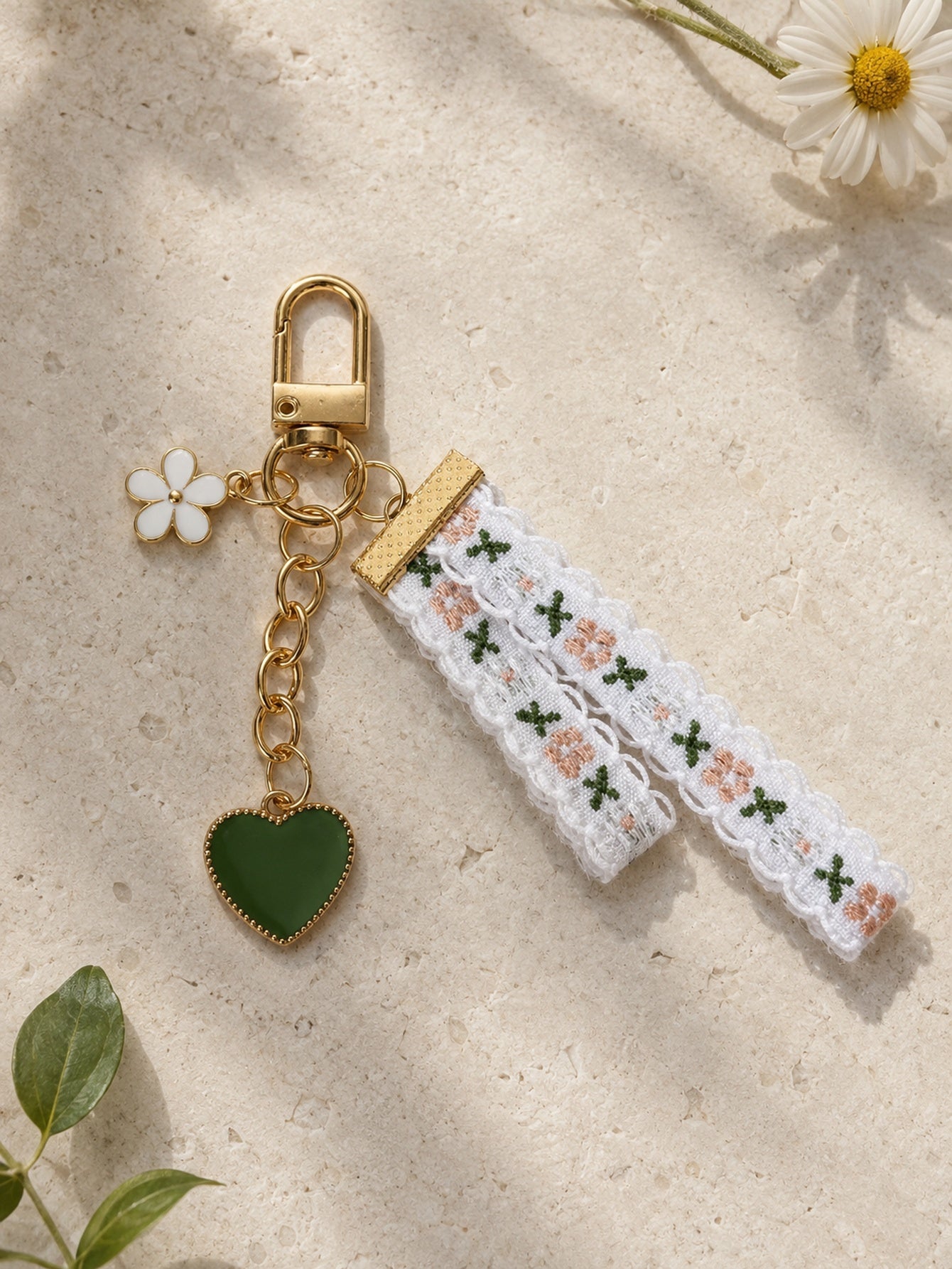Green daisy keychain with lace detail | KCA066-01 | image 2