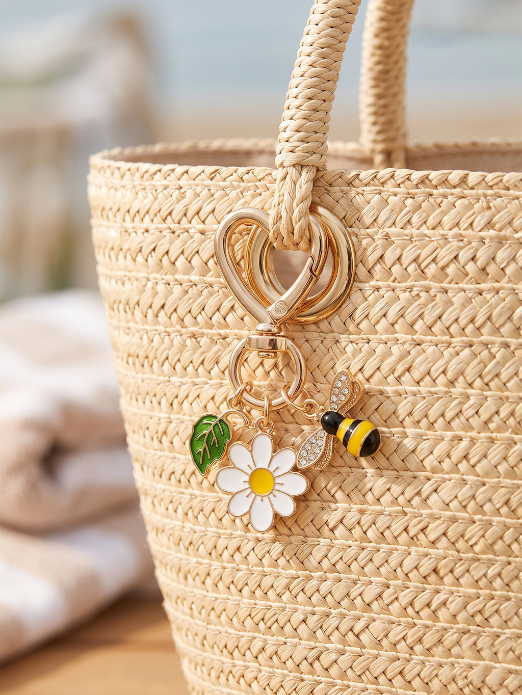 Gold-tone bee daisy leaf keychain accessory | KCA092-04 | image 2