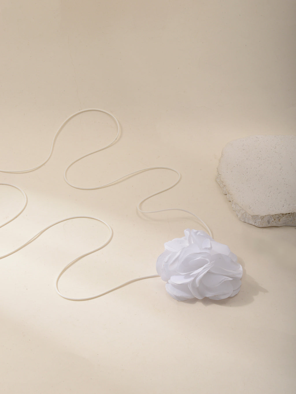 White Flower Wrap Necklace with polyester fabric | NA784-02 | image 2
