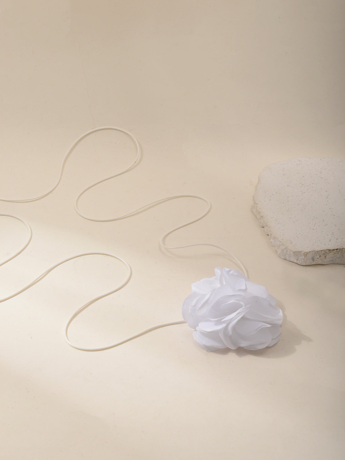 White Flower Wrap Necklace with polyester fabric | NA784-02 | image 2