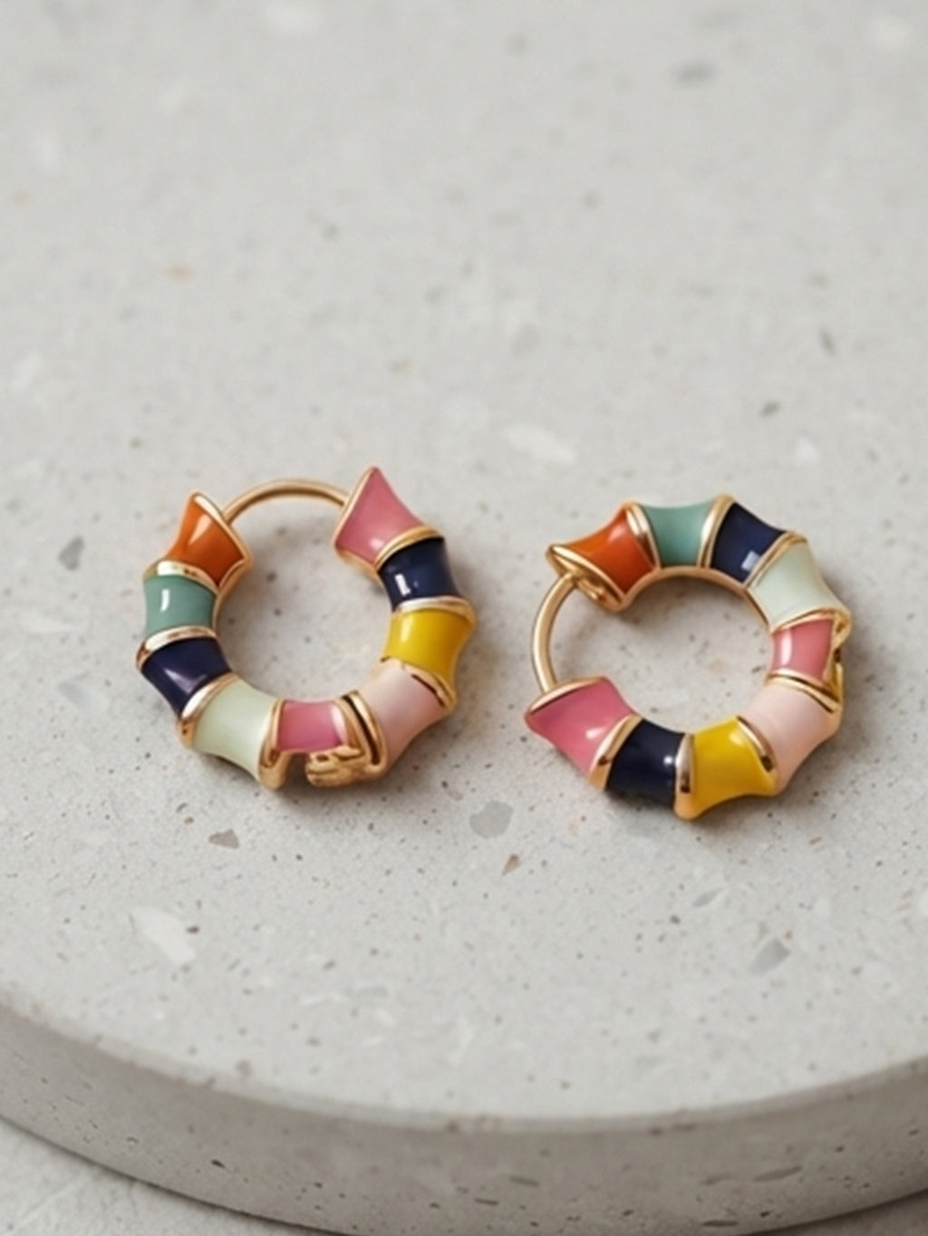 Multicolor enamel copper hoop earrings with circular design | ERA642-01 | image 3
