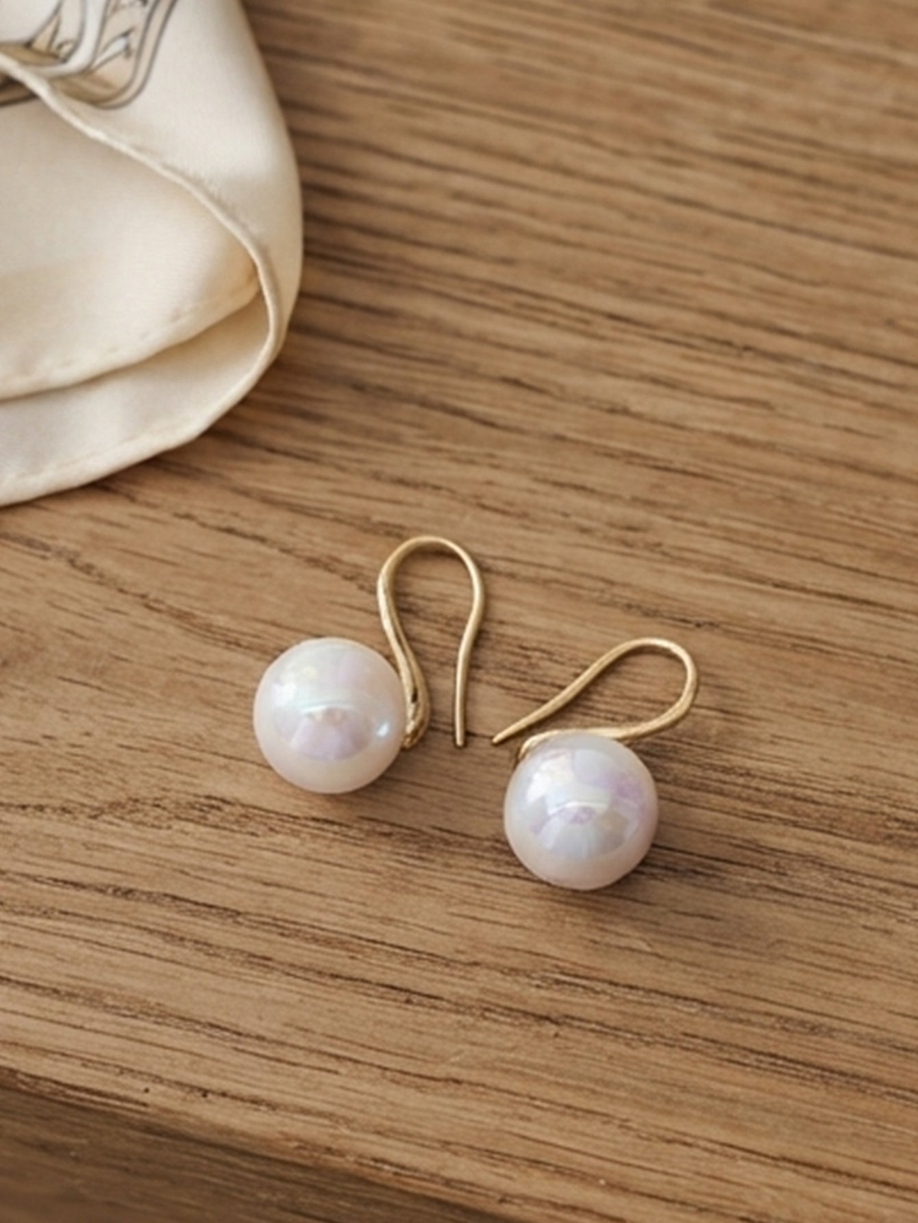 Round faux pearl earrings with polished finish | ERA081-07 | image 3