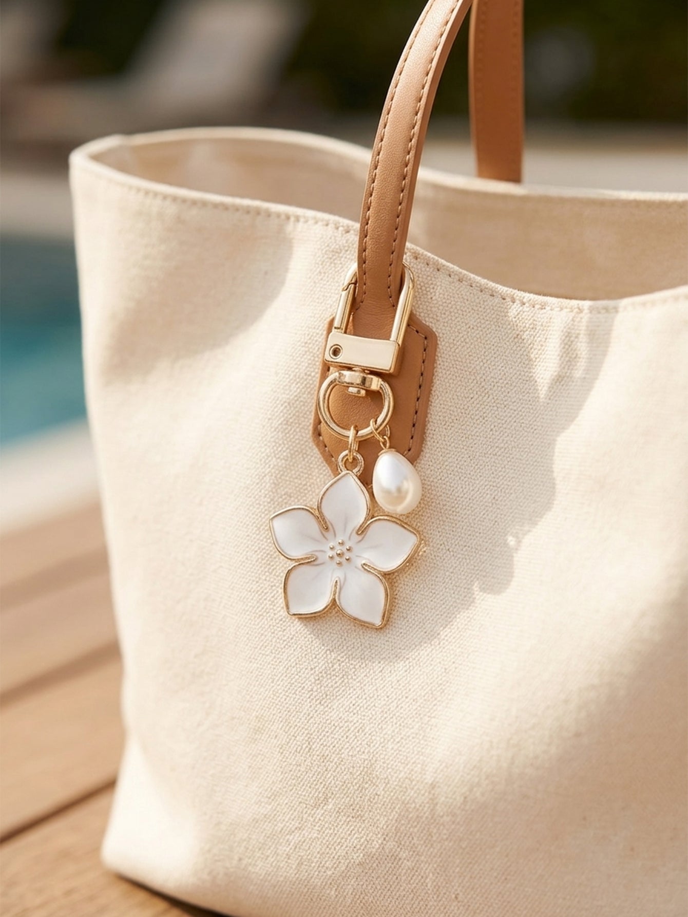 White cherry blossom keychain with pearl details | KCA070-04 | image 3