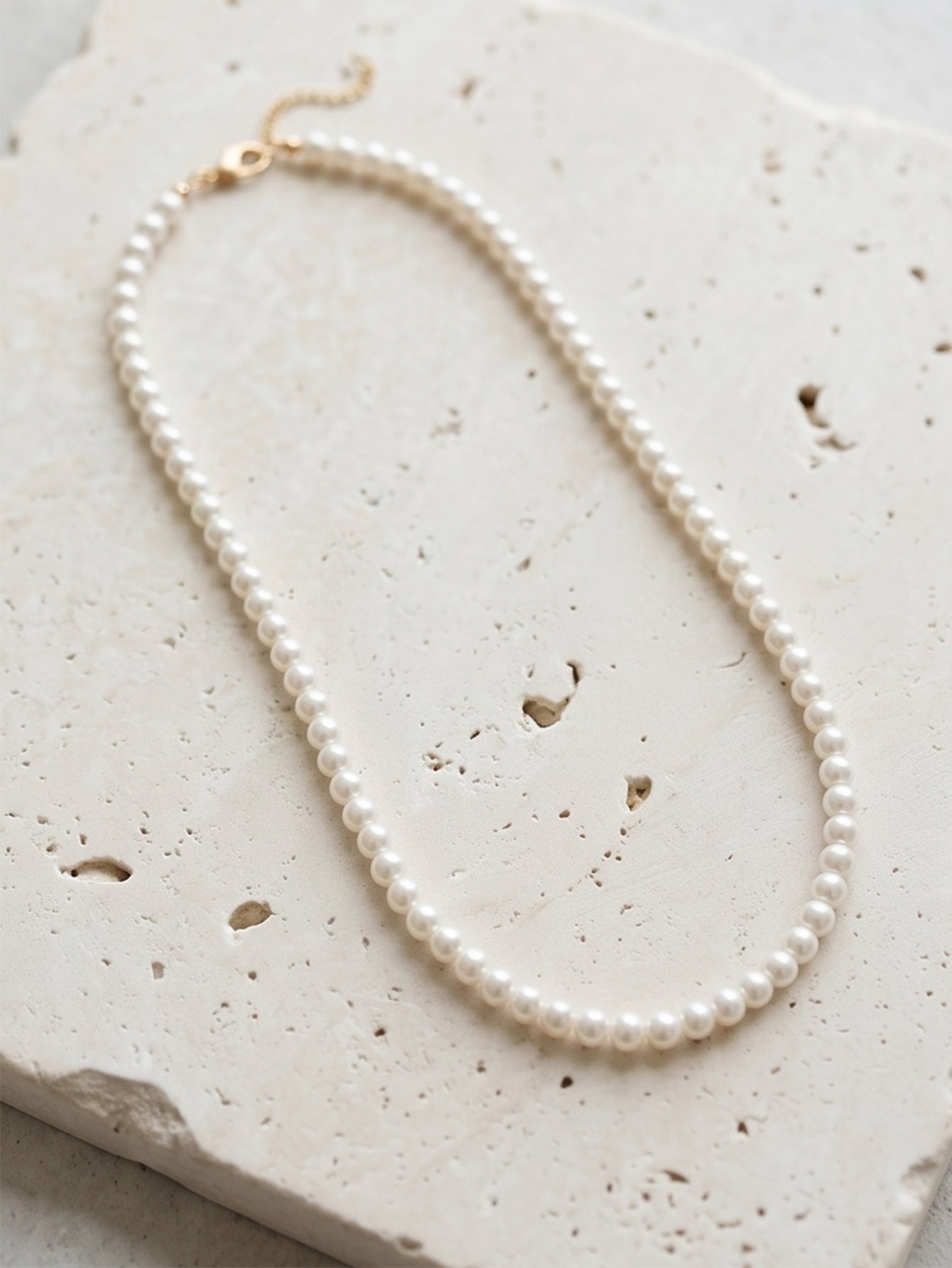 White Faux Pearl Necklace with ABS beads and zinc-alloy hardware | NA939-02 | image 3