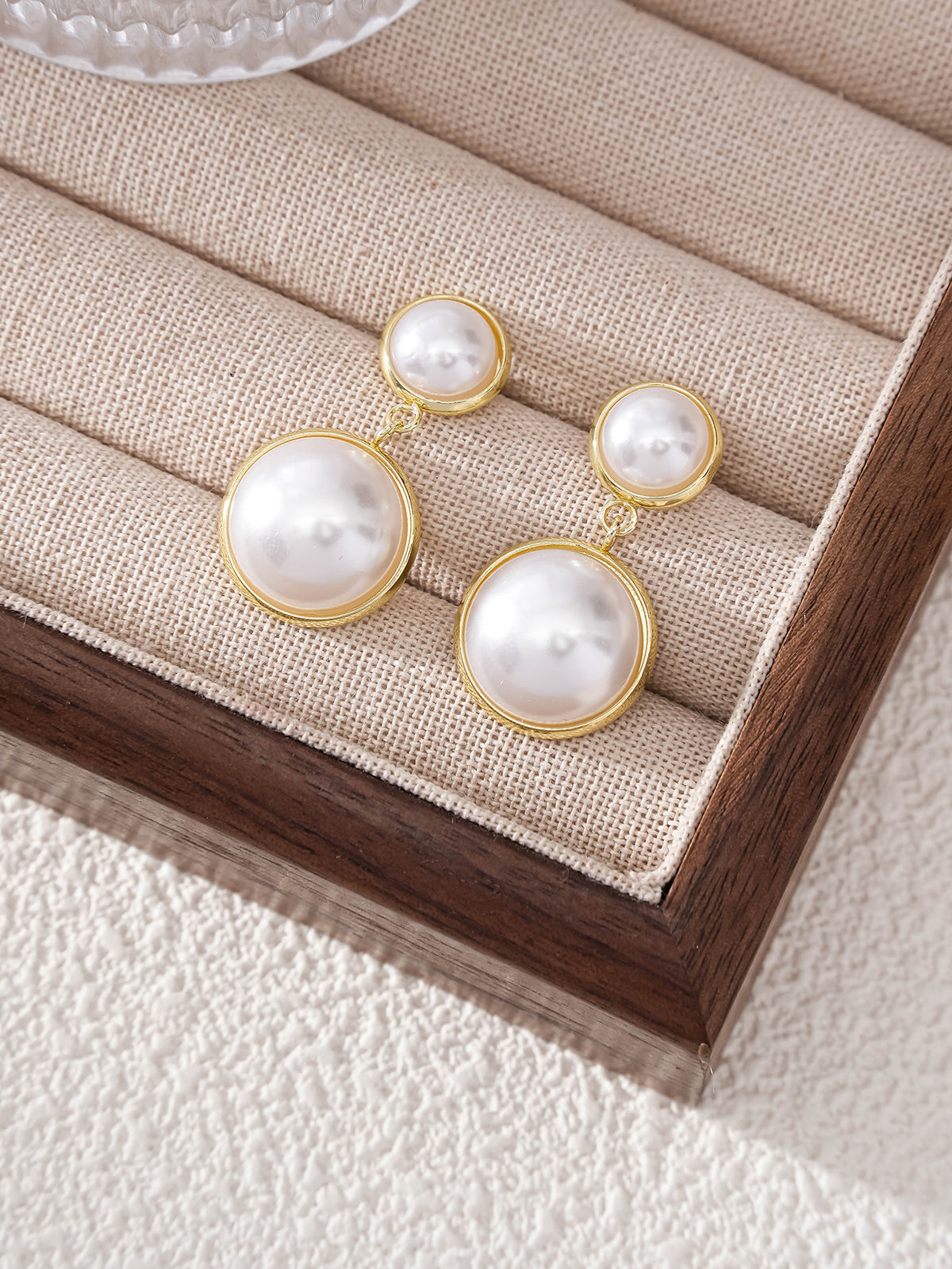 Faux pearl stud earrings with elegant silhouette | ERA081-01 | image 3