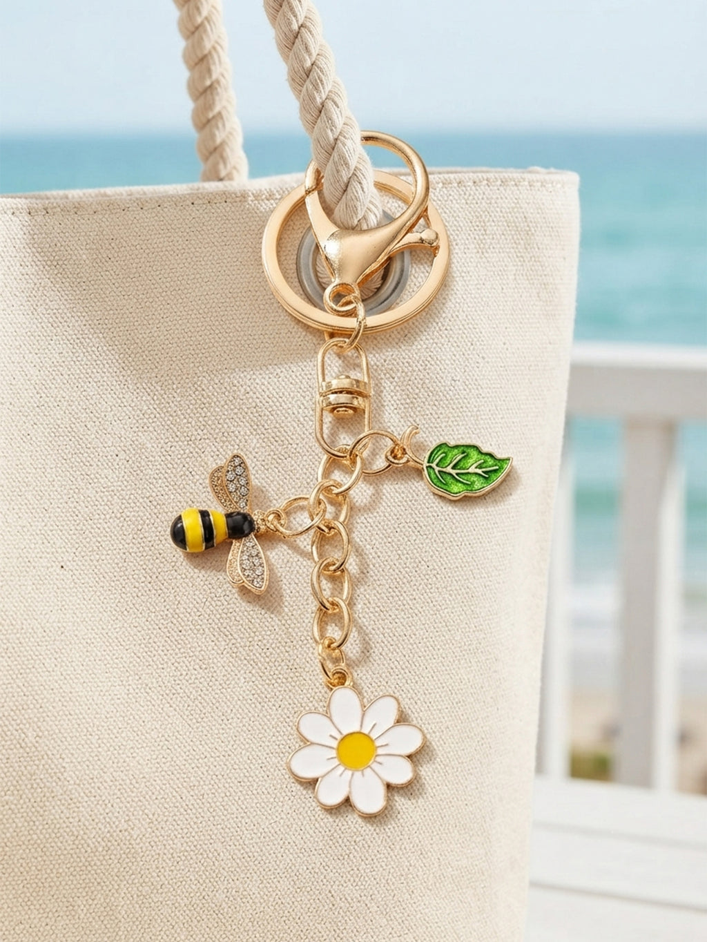 Gold-tone bee daisy leaf keychain accessory | KCA092-03 | image 3