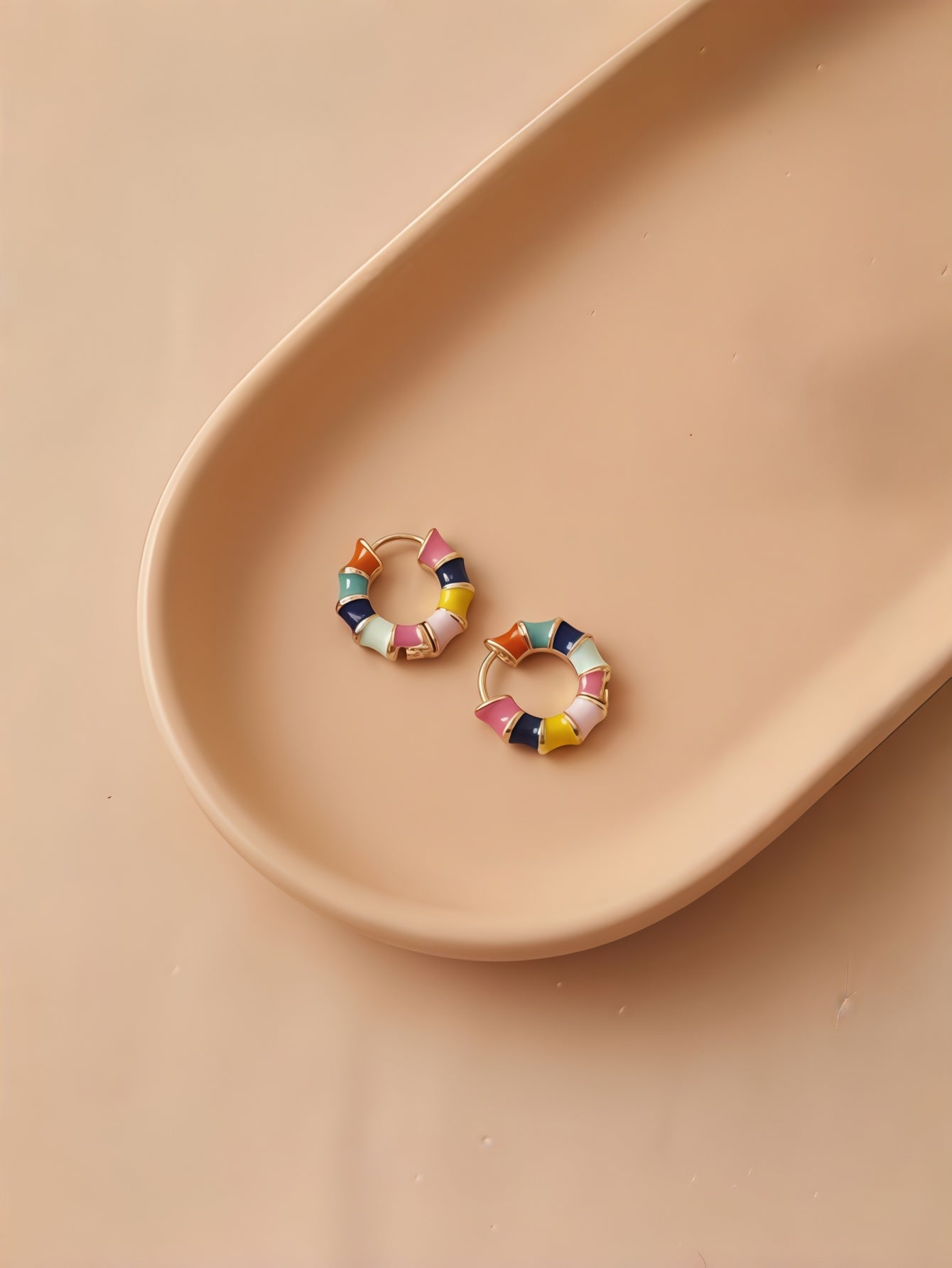 Multicolor enamel copper hoop earrings with circular design | ERA642-01 | image 4