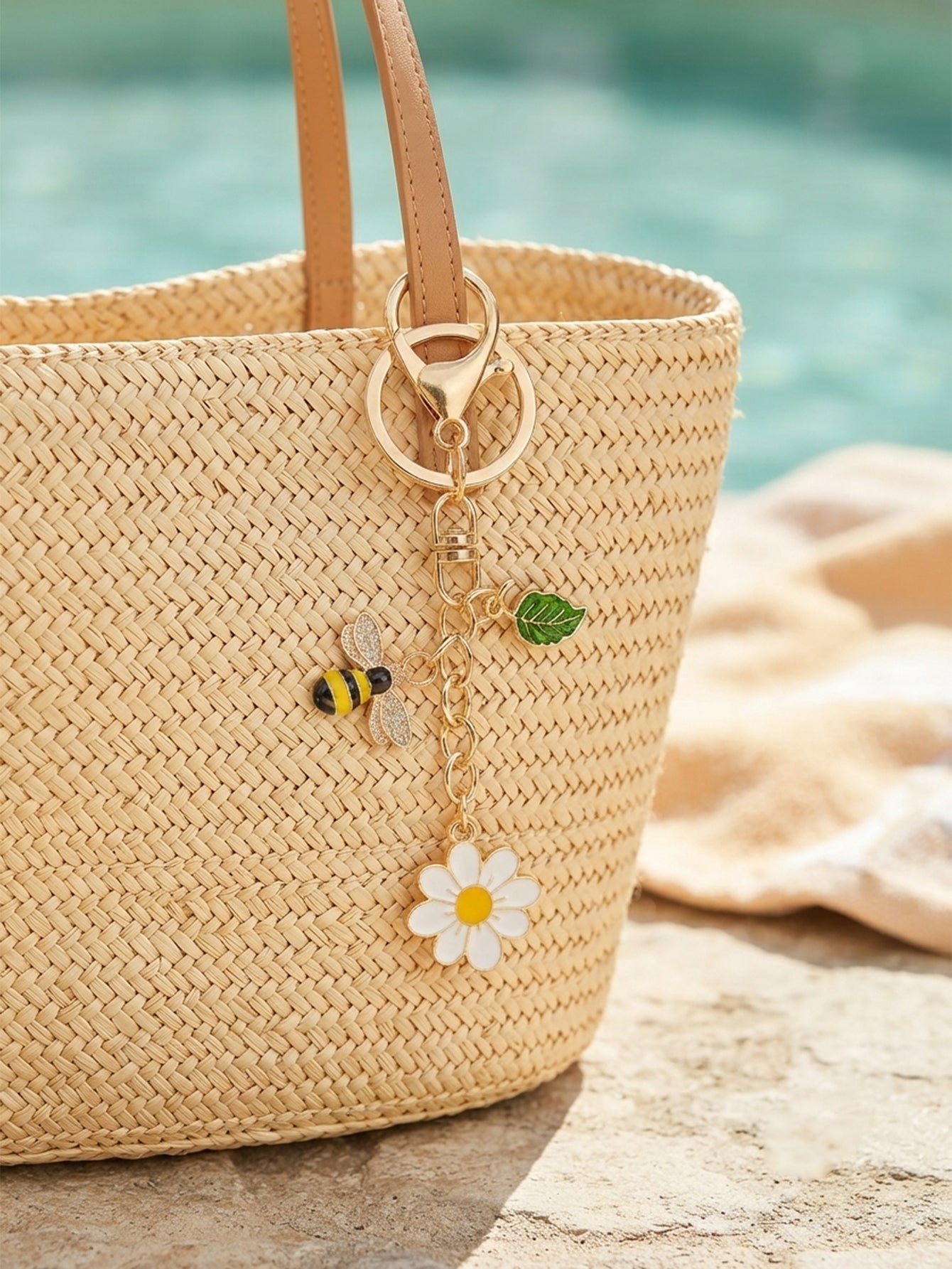 Gold-tone bee daisy leaf keychain accessory | KCA092-03 | image 4