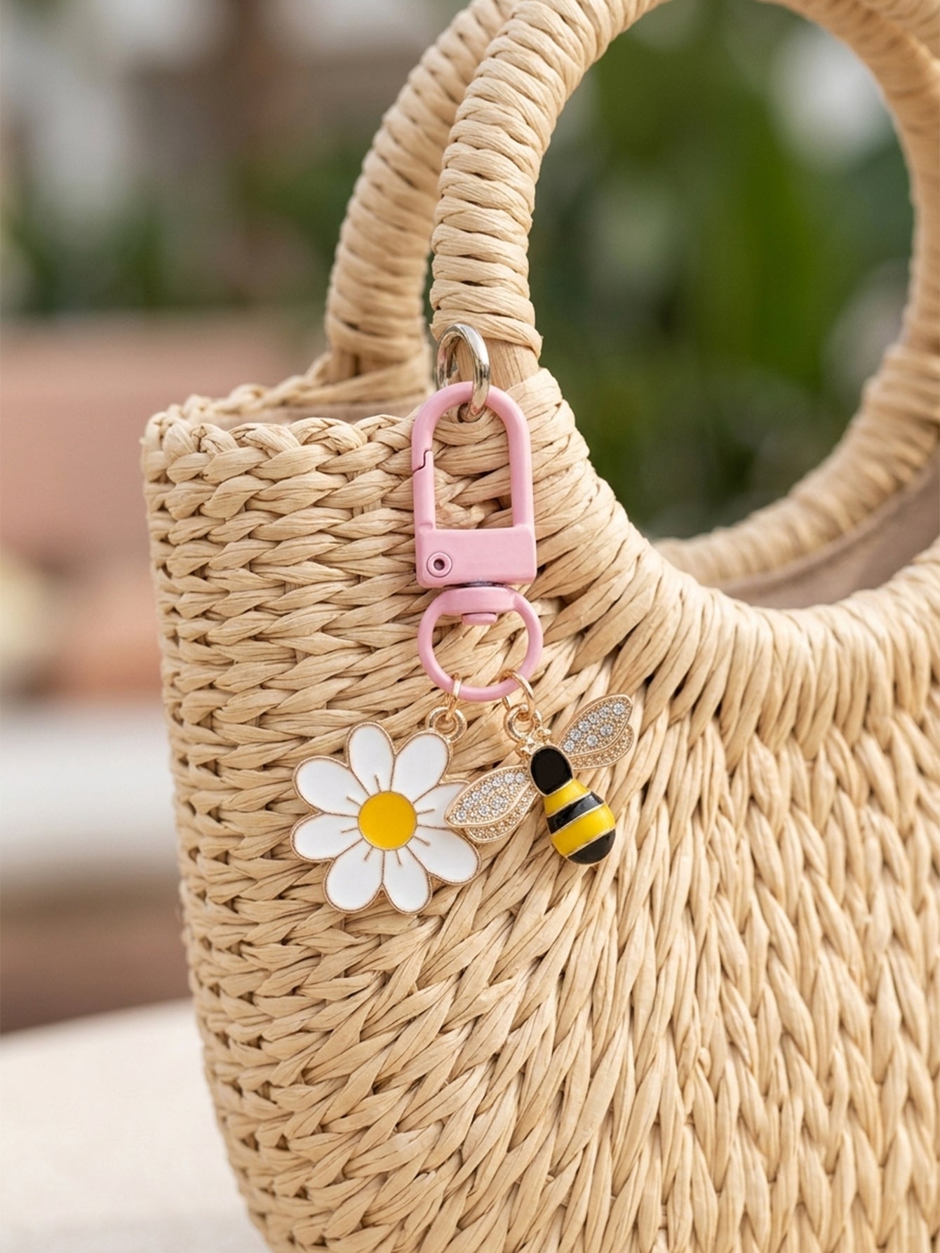 Pink bee and daisy keychain accessory | KCA092-06 | image 4