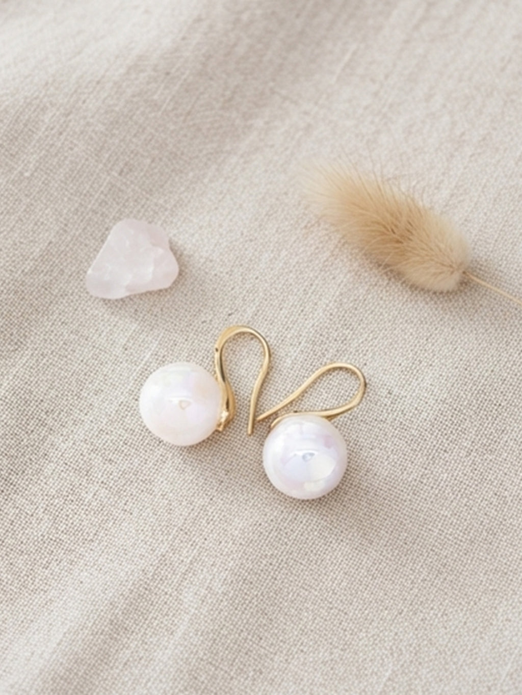 Round faux pearl earrings with polished finish | ERA081-07 | image 4