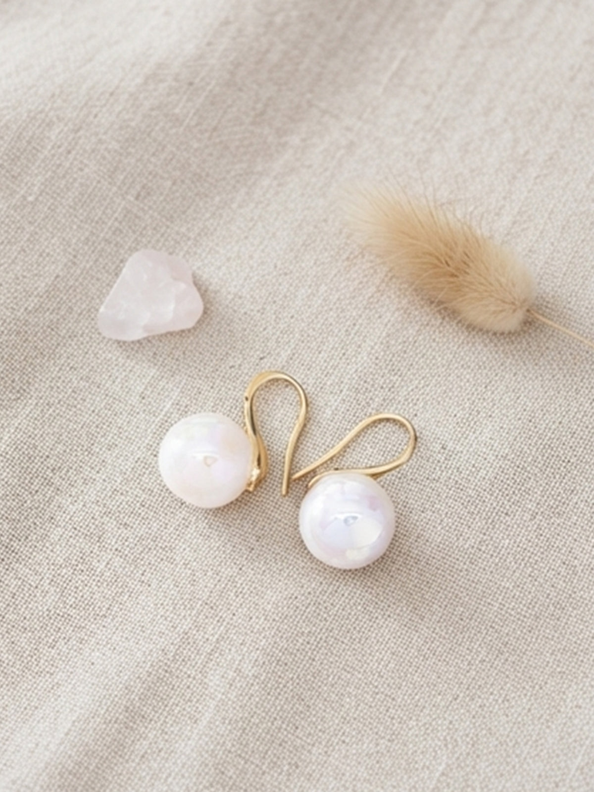 Round faux pearl earrings with polished finish | ERA081-07 | image 4