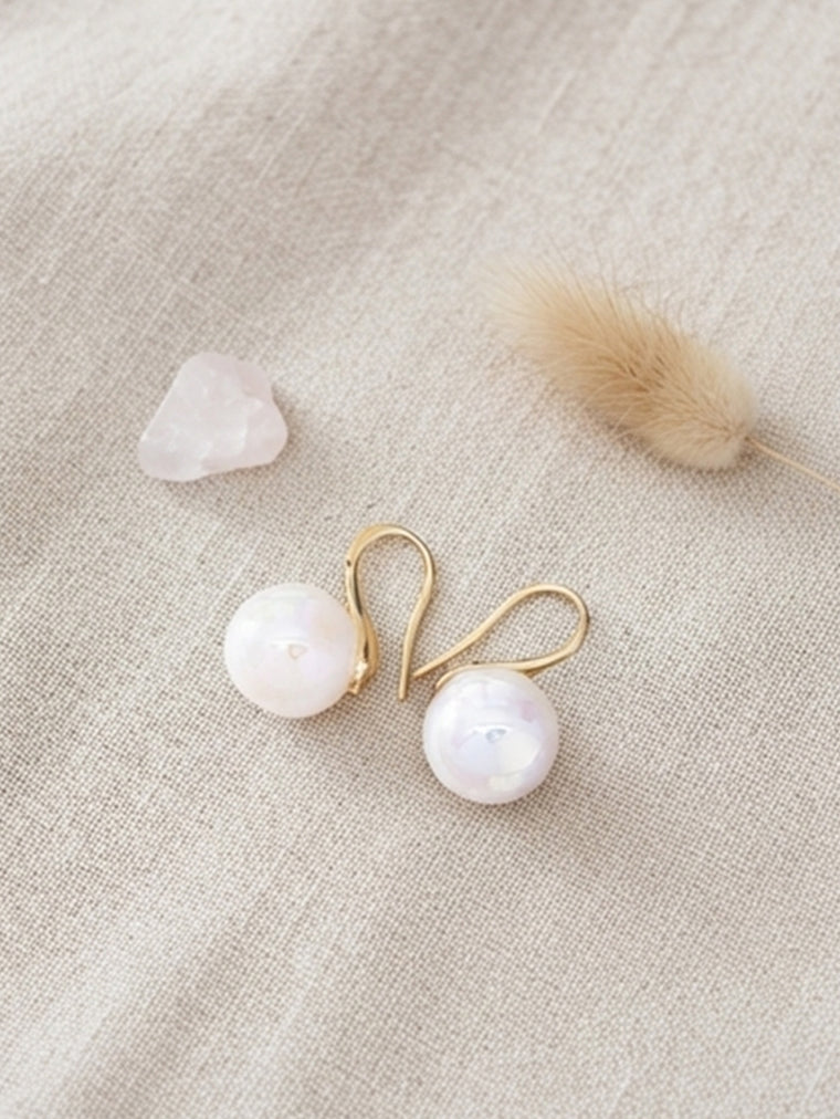 Round faux pearl earrings with polished finish | ERA081-07 | image 4