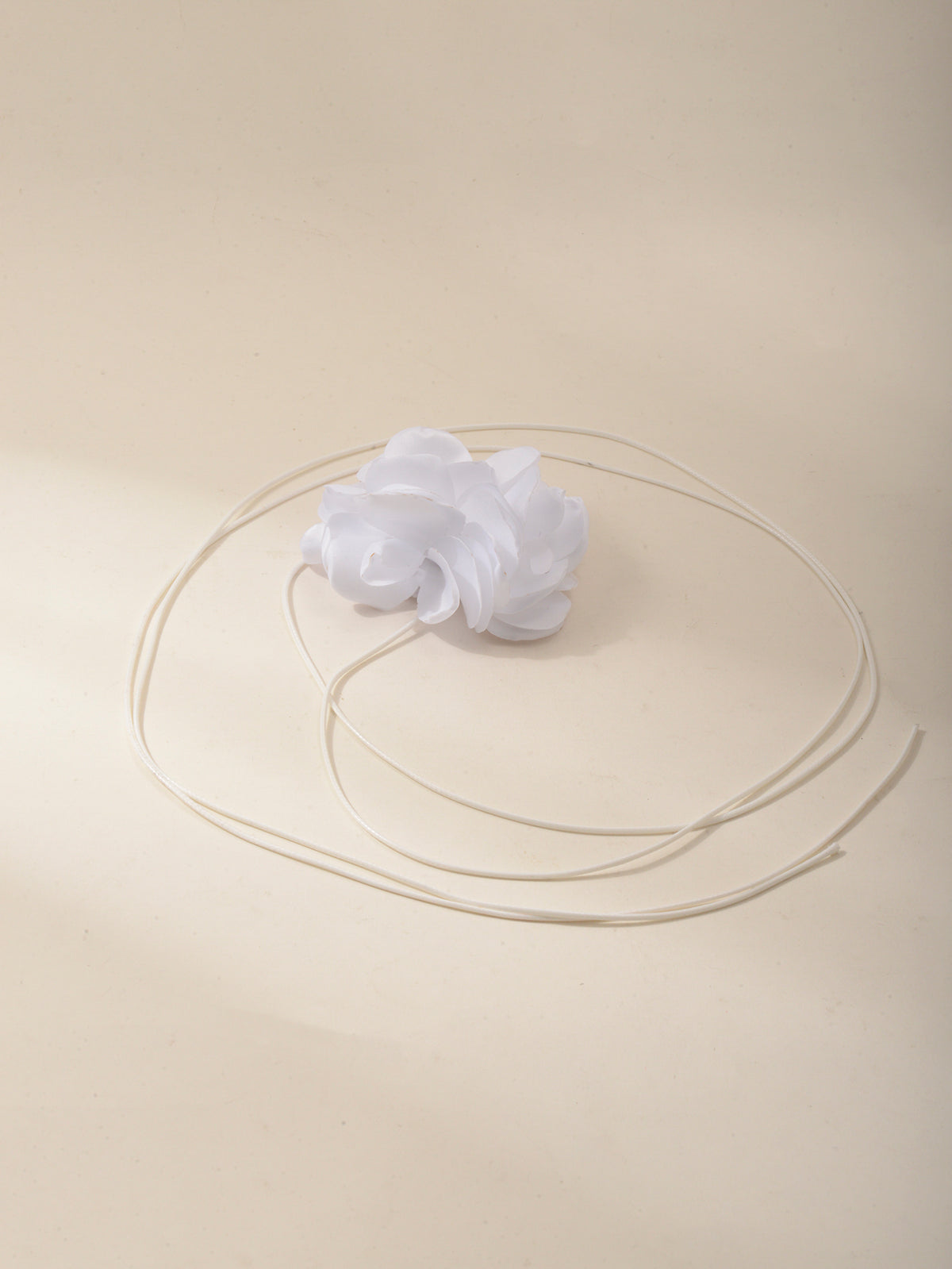 White Flower Wrap Necklace with polyester fabric | NA784-02 | image 4