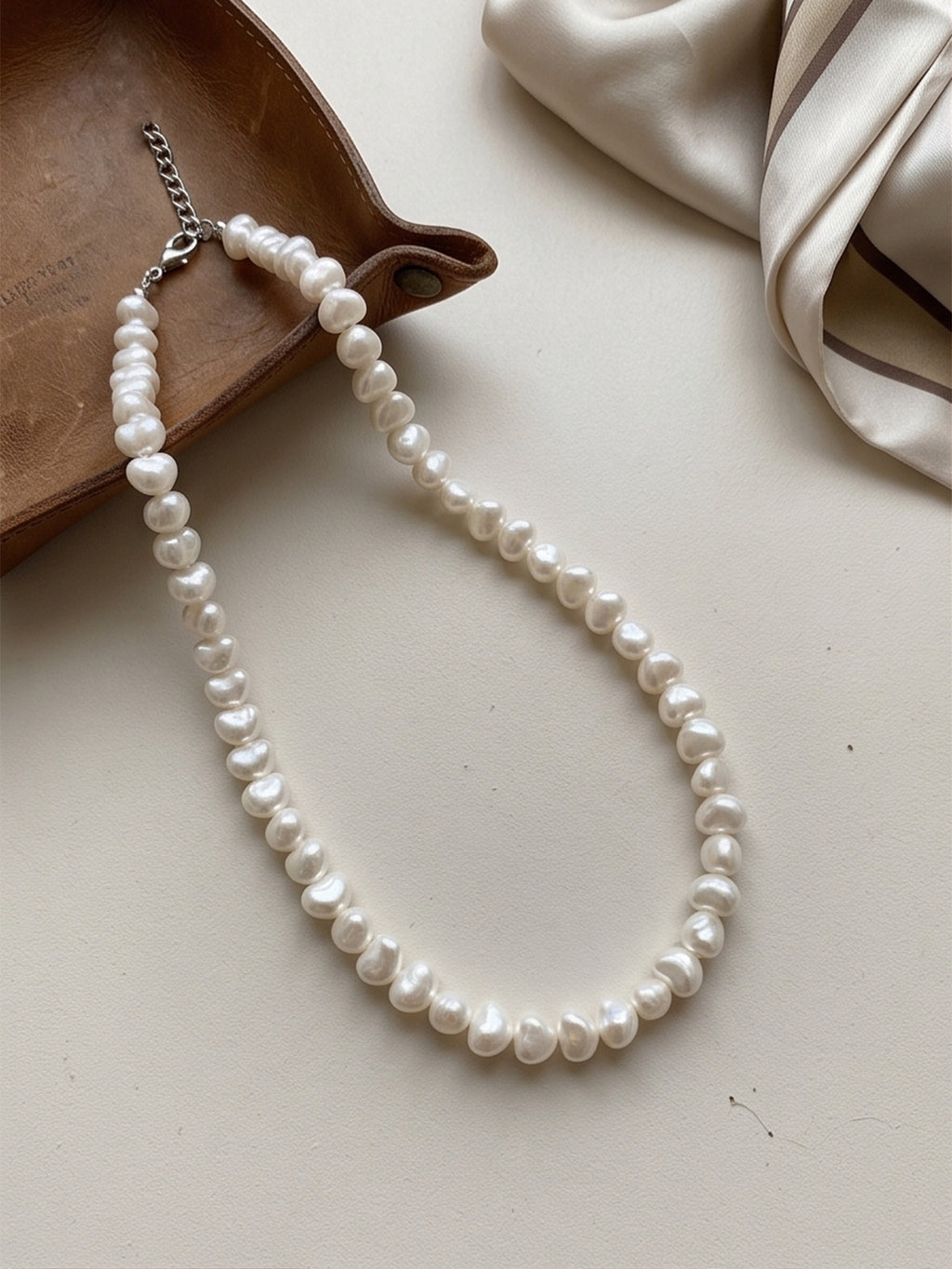 Twisted Faux Pearl Necklace with ABS beads and zinc-alloy hardware | NA939-01 | image 4