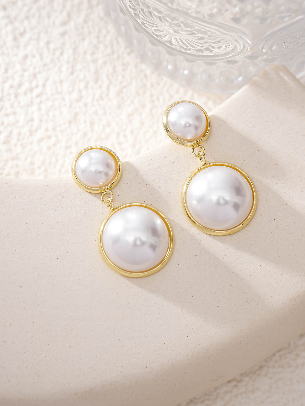 Faux pearl stud earrings with elegant silhouette | ERA081-01 | image 4