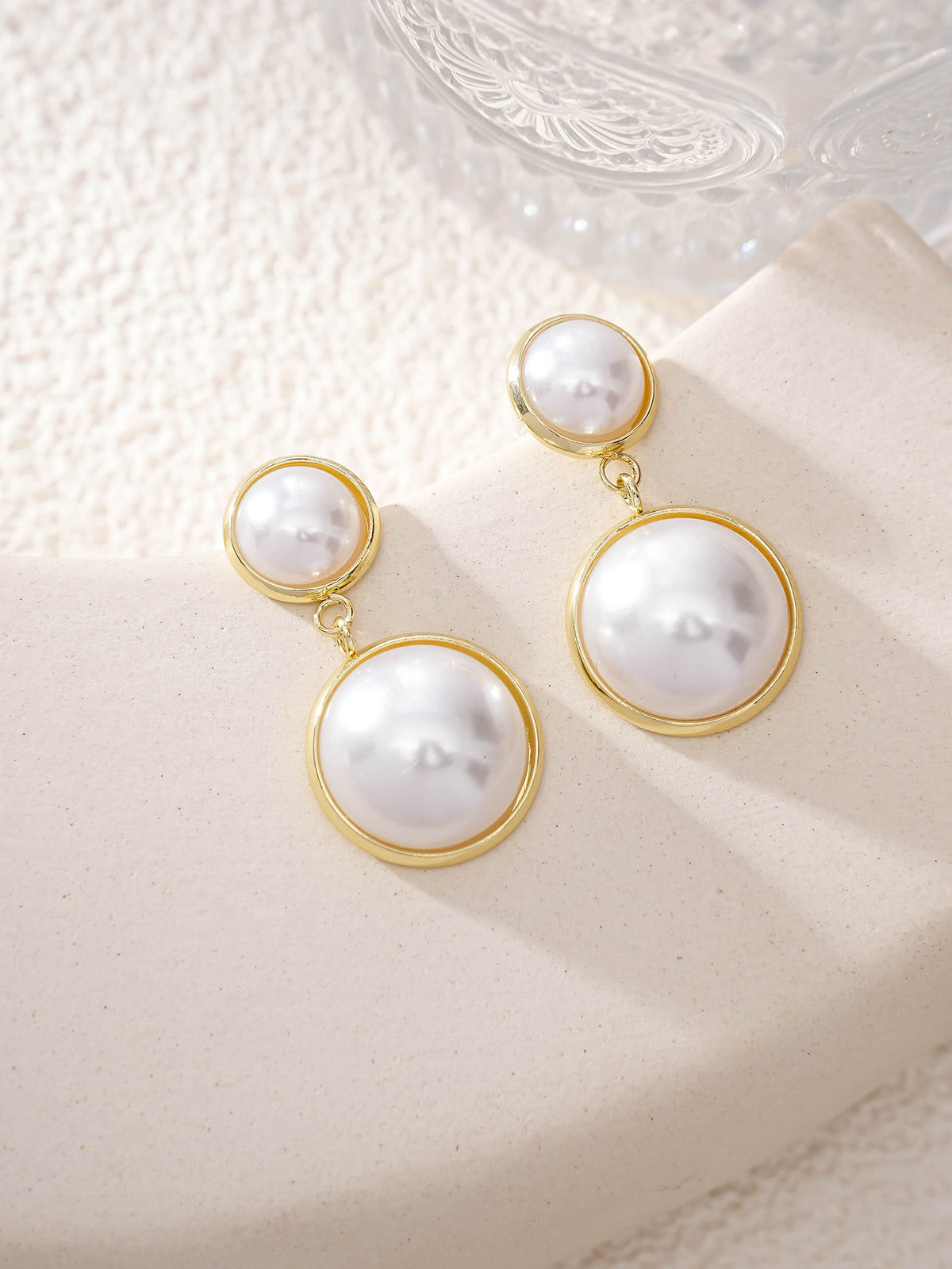 Faux pearl stud earrings with elegant silhouette | ERA081-01 | image 4