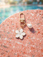 White cherry blossom keychain with pearl details | KCA070-04 | image 4