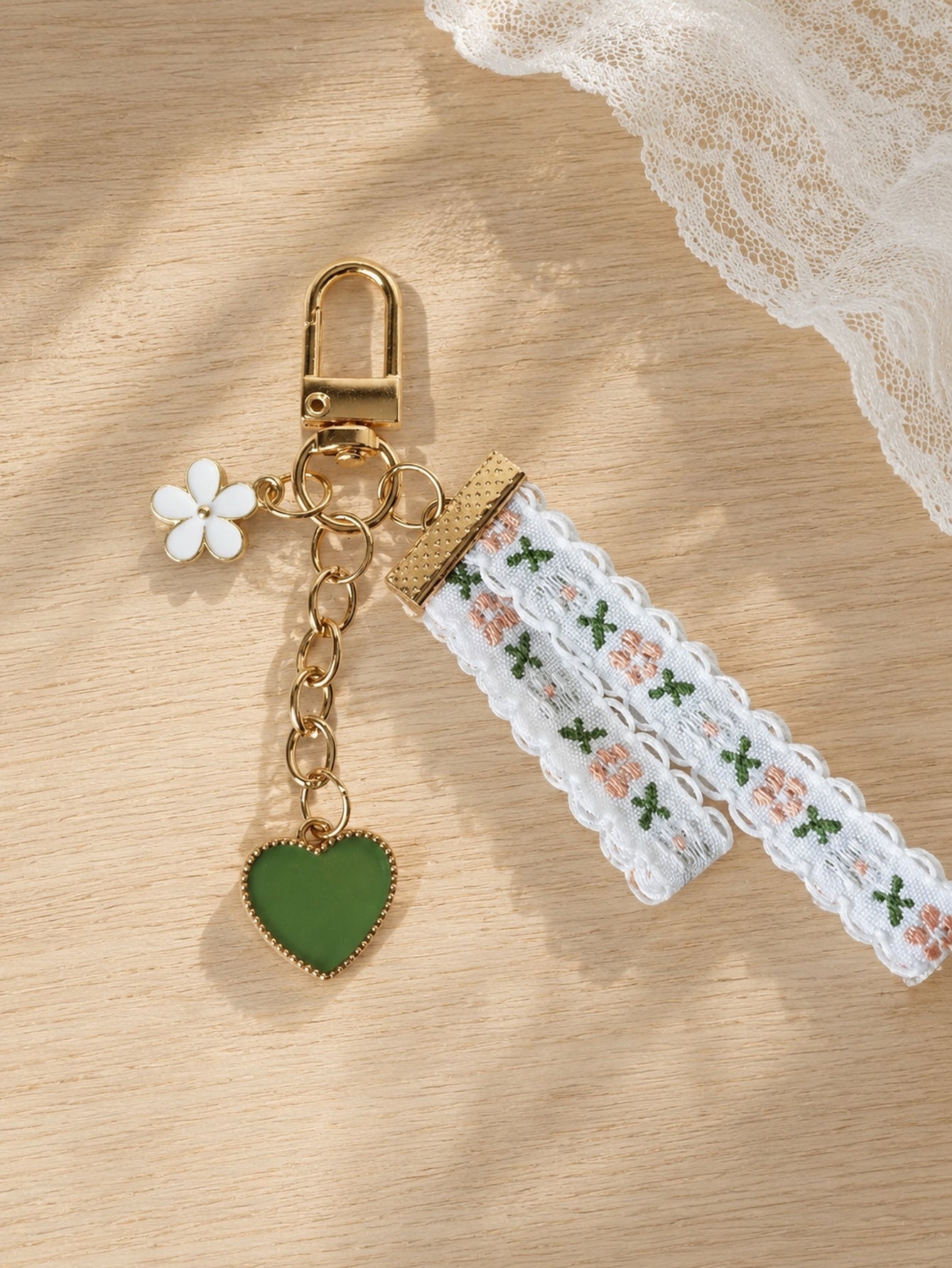 Green daisy keychain with lace detail | KCA066-01 | image 4