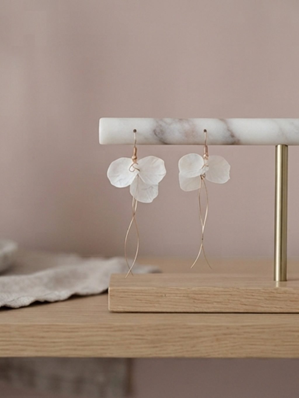 Plastic flower earrings with sculpted floral details | ER1334-1 | image 4