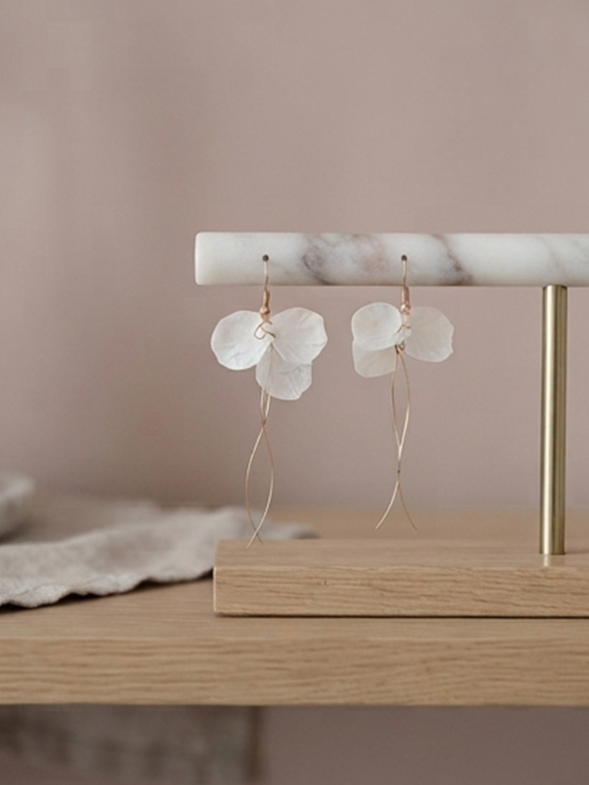 Plastic flower earrings with sculpted floral details | ER1334-1 | image 4