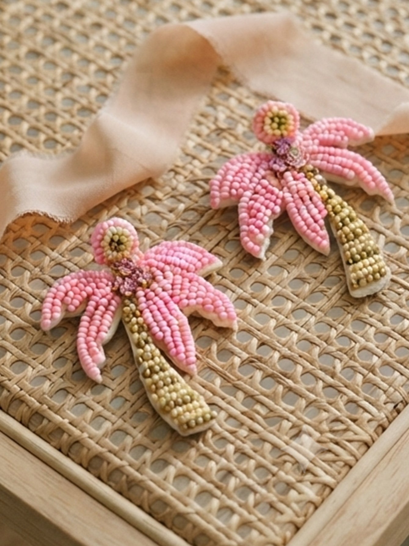 Palm tree beaded drop earrings with sparkling details | ERA647-02 | image 4