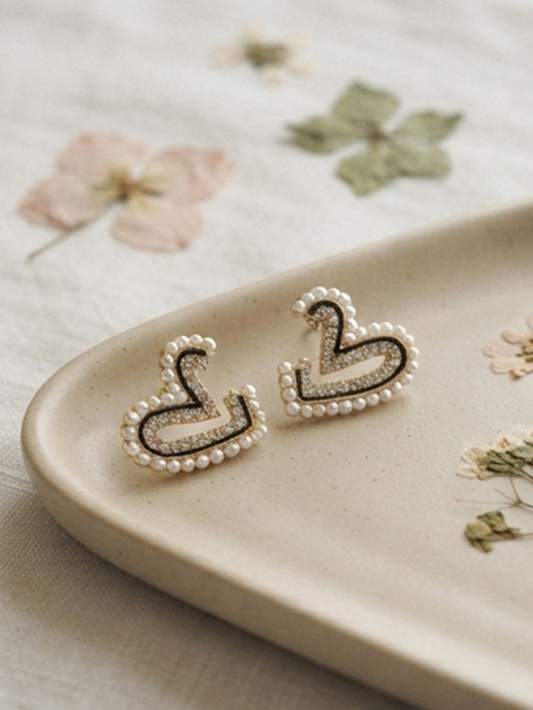 Crystal pearl heart earrings with compact silhouette | ERA388-01 | image 4