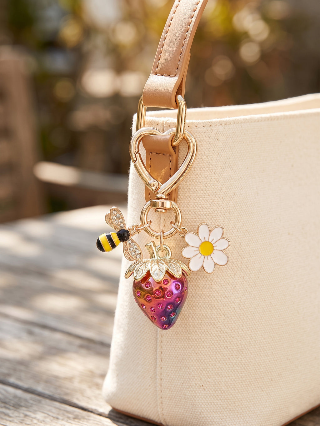 Gold-tone bee daisy strawberry keychain accessory | KCA092-05 | image 4